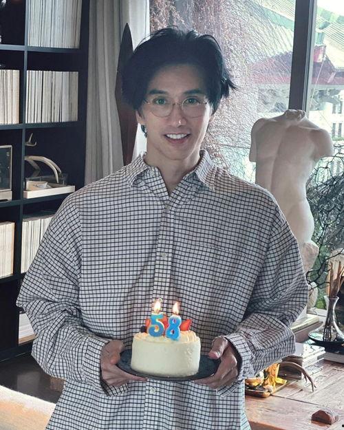 20多岁的男明星网红