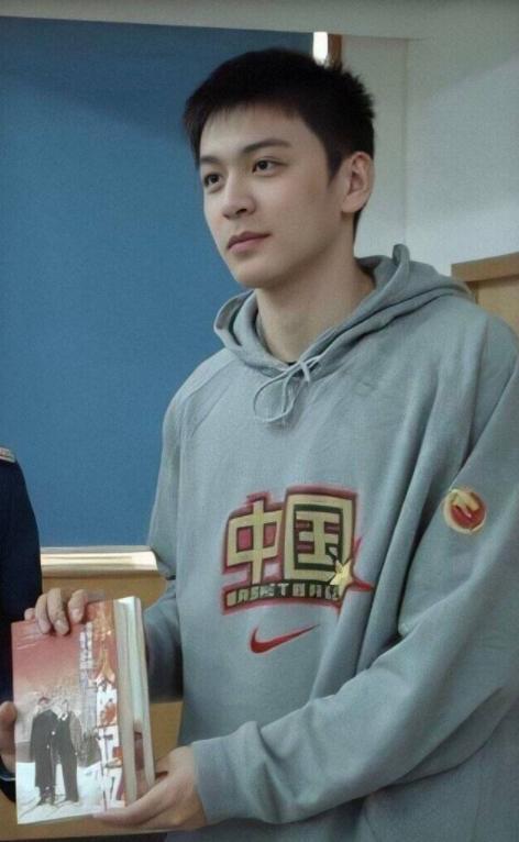 150cm的明星网红,身材娇小却魅力无限，揭秘她的网红之路！”