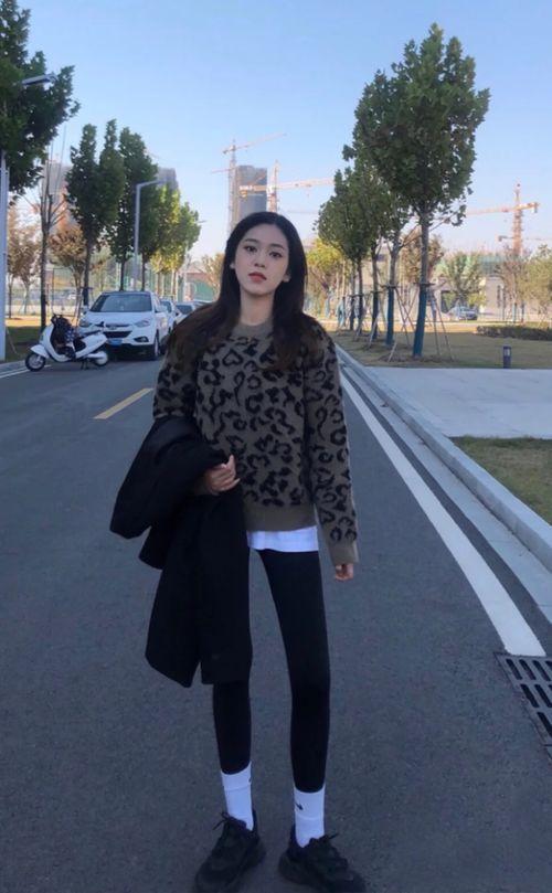鲨鱼裤明星网红图片女生,网红女生演绎街头风采