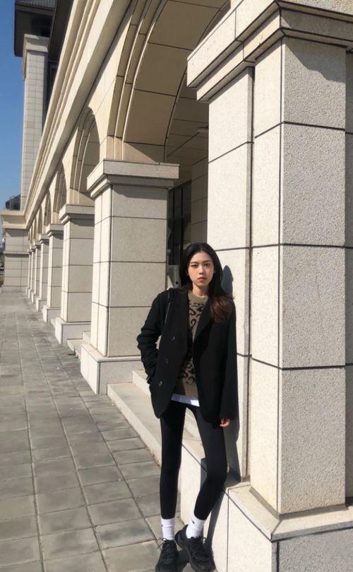 鲨鱼裤明星网红图片女生,网红女生演绎街头风采
