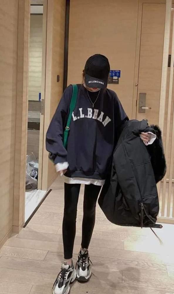鲨鱼裤明星网红图片女生,网红女生演绎街头风采