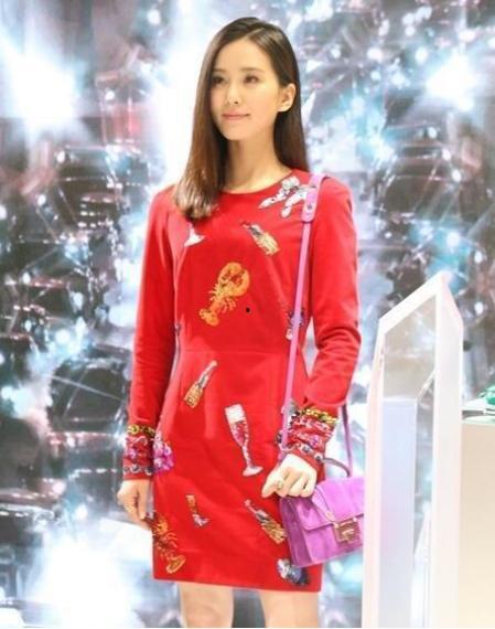 女明星网红裙子掉落图,现场画面曝光