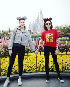 明星网红迪士尼游玩穿搭,时尚与童趣的完美融合