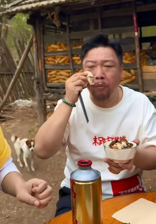 泼水节明星网红去了,明星网红齐聚，共度欢乐时光