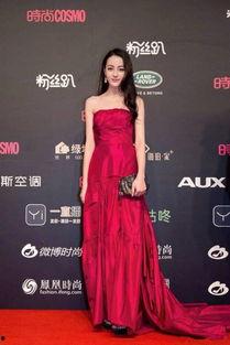 抹胸裙明星网红是谁,揭秘抹胸裙红毯秀，明星网红惊艳亮相