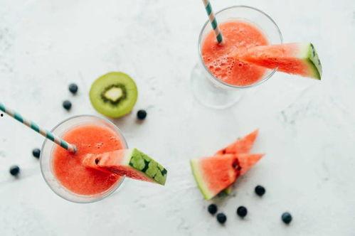 今日小暑宜吃瓜,瓜果盛宴，消暑养生正当时