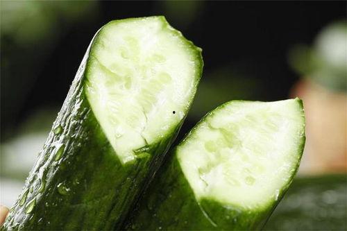 今日小暑宜吃瓜,瓜果盛宴，消暑养生正当时